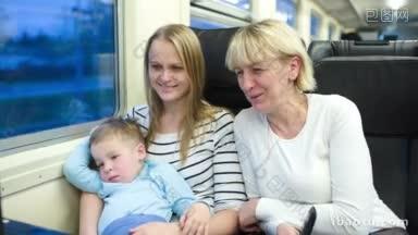 一家三口在火车上妈妈和奶奶聊天，男孩在笔记本电脑上看卡通片